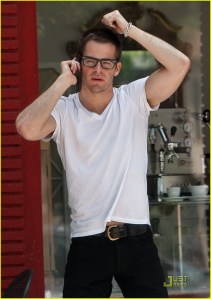 Chris PIne working the right fitting t-shirt, jeans and properly sized casual belt buckle. Also love a good pair of glasses. Your dad took black Ray Ban Wayfarers and put his regular perscription in them. It looks fantastic.  justjared.com 